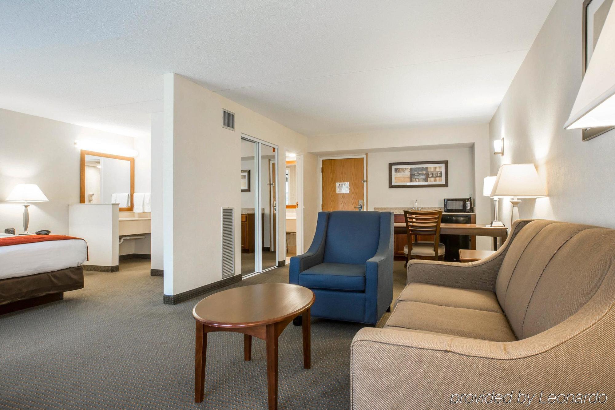 Comfort Suites South Burlington Near University Экстерьер фото